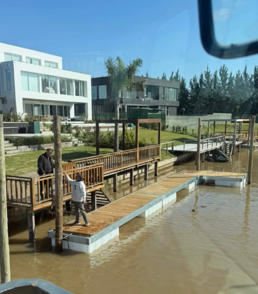 Construcción de muelle sobre el agua