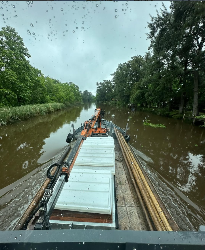Transporte de materiales por los canales del Delta