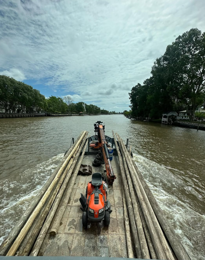 Transporte de postes y materiales por agua